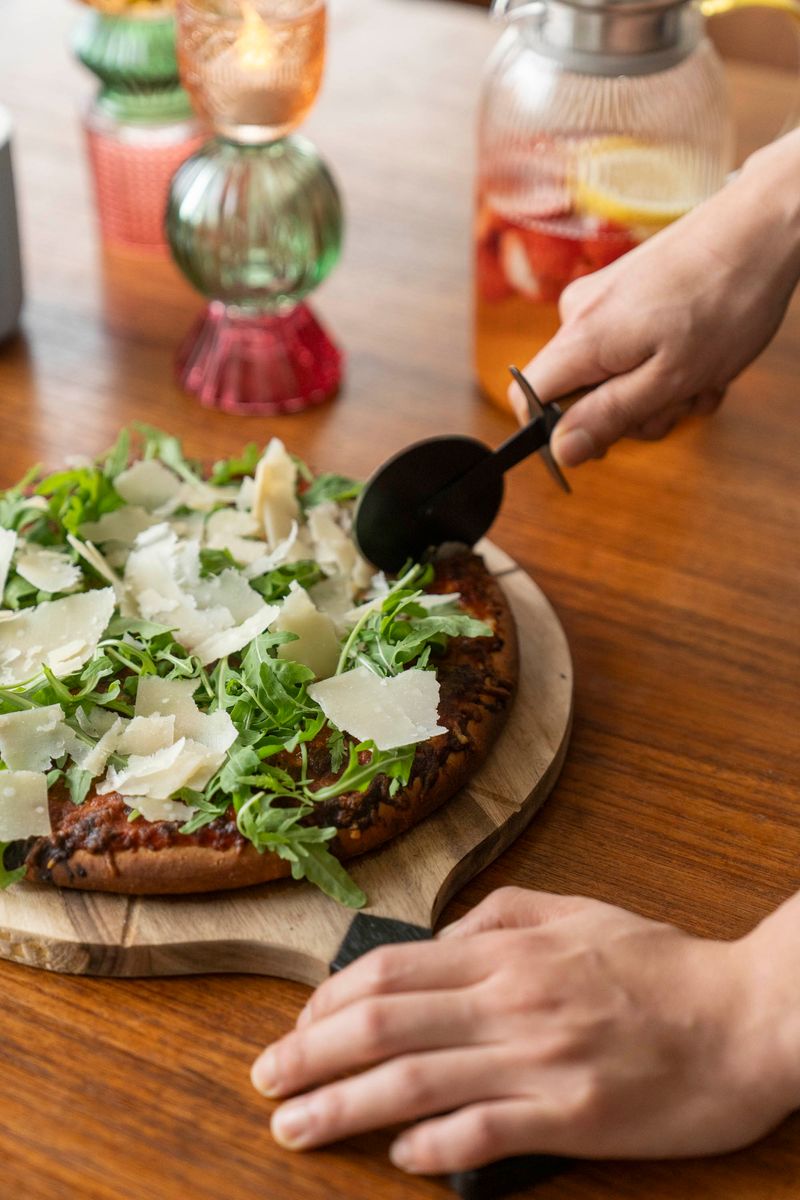 Pizzabricka med skärare