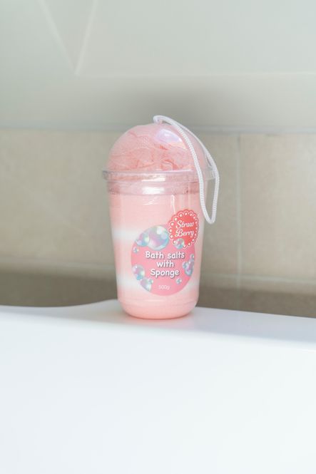 Hovedbilde Badsalt m/loofah 500g - Jordgubbar