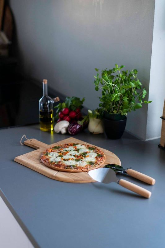 Pizzabricka med pizzahjul och spade