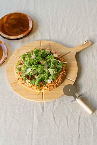 Huvudbild  Pizzabricka i bambu med pizzahjul